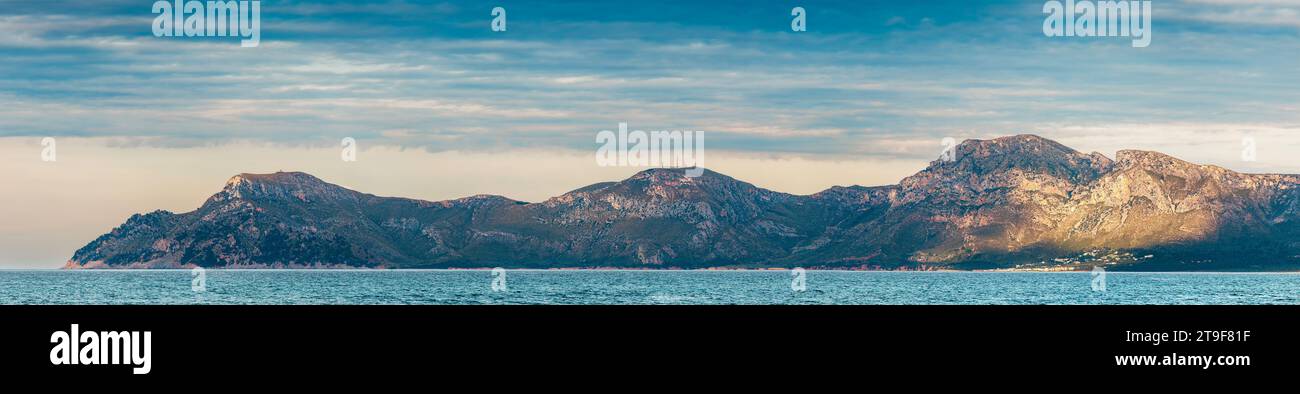 Côte de la baie d'Alcudia. Vue panoramique depuis CAN Picafort. Mer, ciel et chaîne de montagnes à Majorque, Espagne Banque D'Images