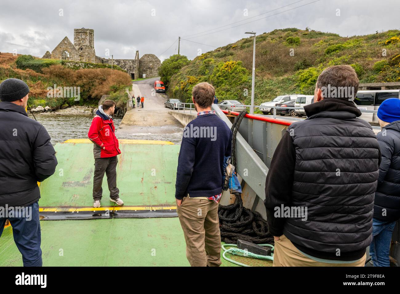 Les gens attendent de descendre le ferry de Sherkin Island à Sherkin Island, West Cork, Irlande. Banque D'Images