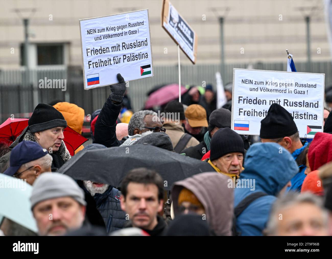 Berlin, Allemagne. 25 novembre 2023. Participants à une manifestation de paix par diverses initiatives à la Platz des 18. März placez des pancartes avec le slogan « paix avec la Russie liberté pour la Palestine ». La devise est "non aux guerres - arrêtez la folie des armes - façonnez un avenir pacifique et juste". Crédit : Soeren Stache/dpa/Alamy Live News Banque D'Images