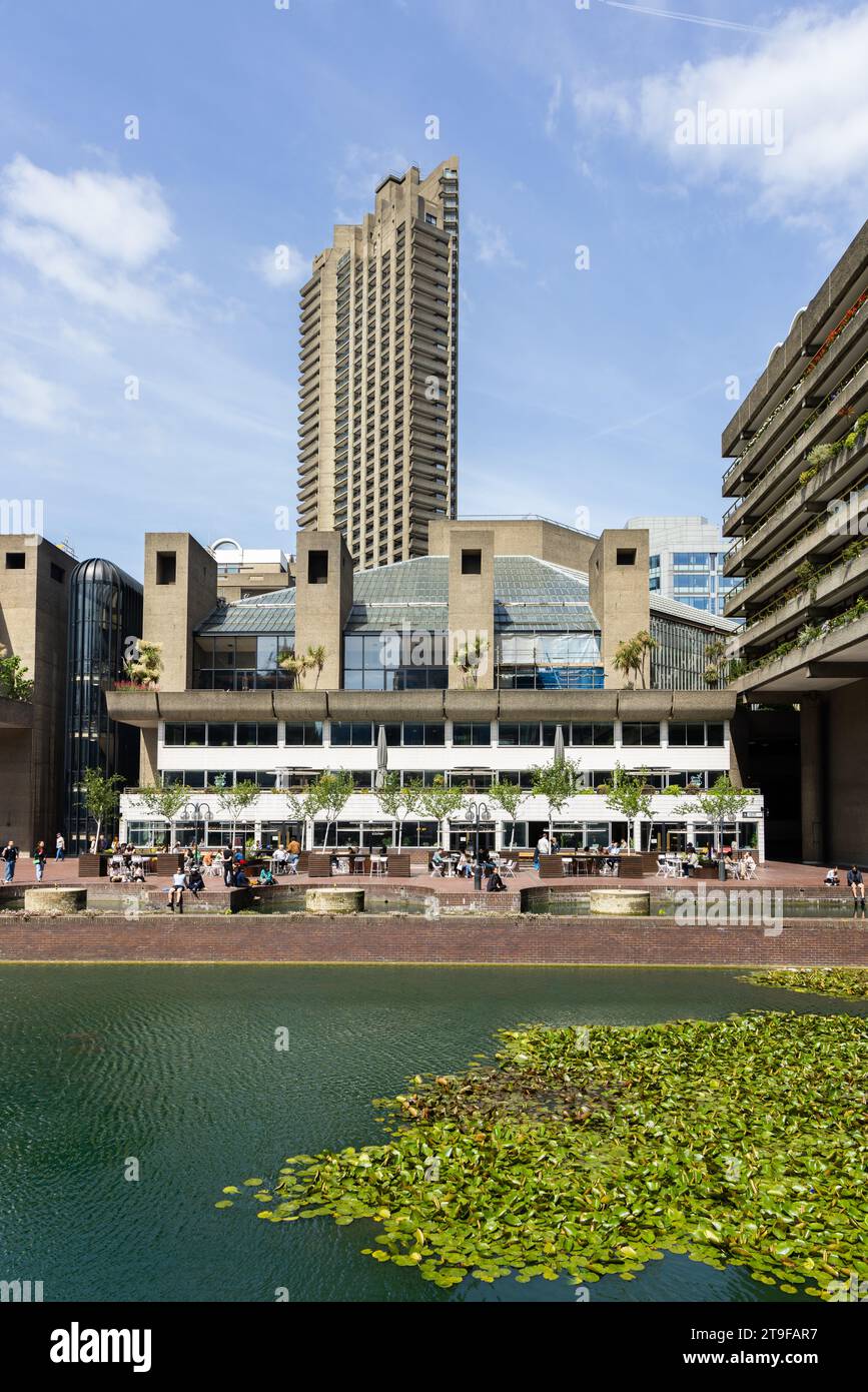 Extérieur du Barbican Centre dans la ville de Londres avec un design brutaliste Banque D'Images