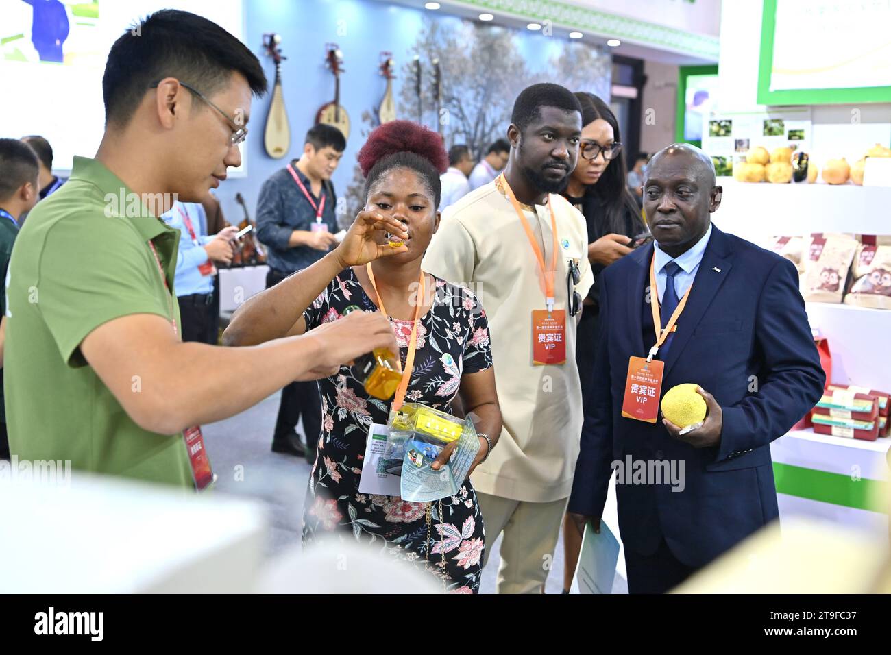 Nanning, la région autonome de Guangxi Zhuang en Chine. 25 novembre 2023. Les gens visitent la première Conférence mondiale de l'industrie forestière au Centre international de congrès et d'exposition de Nanning à Nanning, capitale de la région autonome de Guangxi Zhuang dans le sud de la Chine, le 25 novembre 2023. La première Conférence mondiale de l'industrie forestière s'est ouverte samedi à Nanning. L'événement comprend une combinaison de conférences, d'expositions et de forums. Crédit : Zhou Hua/Xinhua/Alamy Live News Banque D'Images