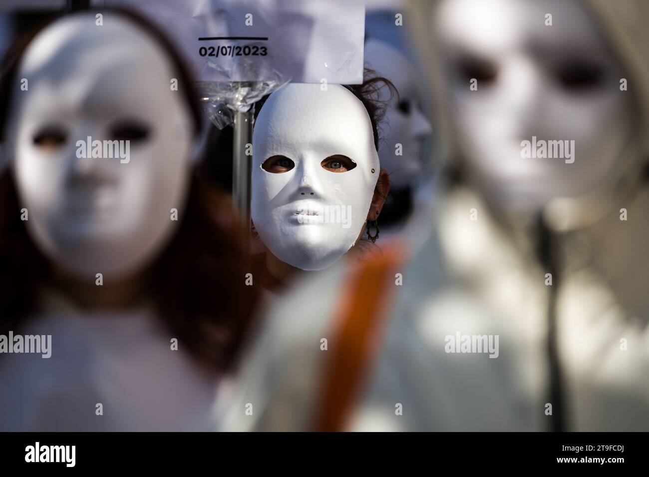 Madrid, Espagne. 25 novembre 2023. Des femmes portant des masques blancs et portant des pancartes avec les noms de femmes assassinées cette année par la violence masculine sont vues lors d'une manifestation à l'occasion de la Journée internationale pour l'élimination de la violence à l'égard des femmes. Crédit : Marcos del Mazo/Alamy Live News Banque D'Images