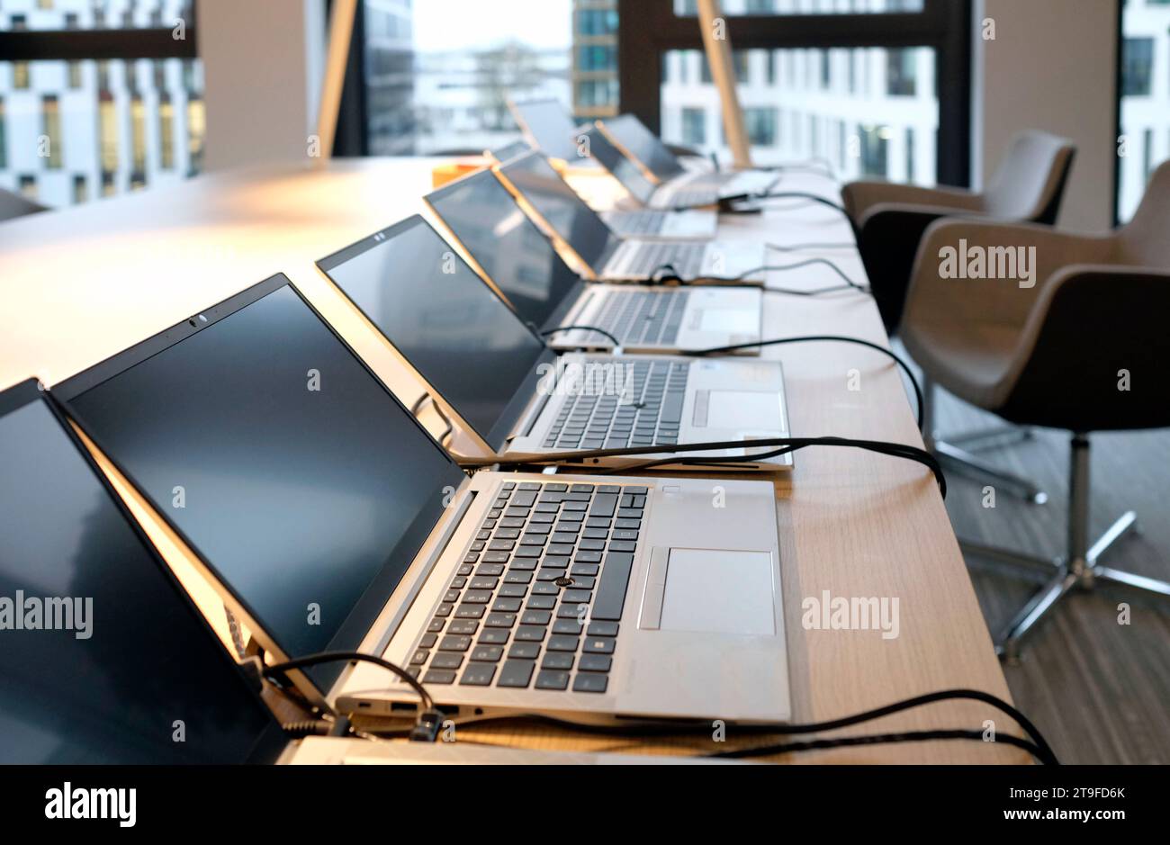 Rangée d'ordinateurs portables en cours de préparation et de configuration pour les nouveaux employés dans une entreprise Banque D'Images