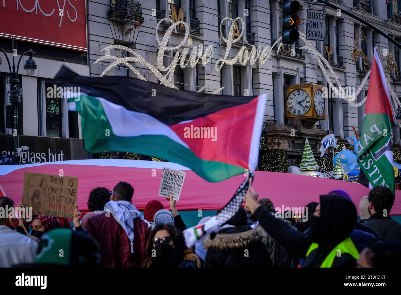 New York City, NY-novembre 24 : des manifestants pro-palestiniens arrêtent la circulation à Herald Square pour exiger un cessez-le-feu dans la guerre Hamas-Israël le vendredi noir, le 24 novembre 2023 à New York. Copyright : xKatiexGodowskix crédit : Imago/Alamy Live News Banque D'Images