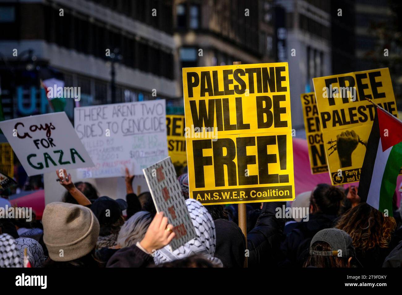 New York City, NY-novembre 24 : des manifestants pro-palestiniens arrêtent la circulation à Herald Square pour exiger un cessez-le-feu dans la guerre Hamas-Israël le vendredi noir, le 24 novembre 2023 à New York. Copyright : xKatiexGodowskix crédit : Imago/Alamy Live News Banque D'Images