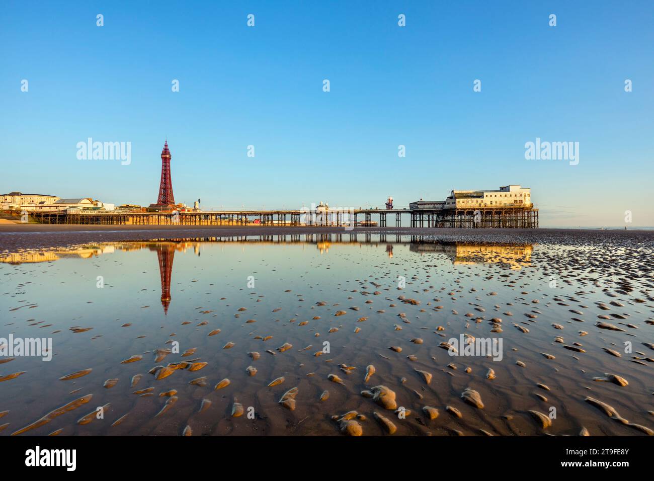 Blackpool; Tower et North Pier; Lancashire; Royaume-Uni Banque D'Images