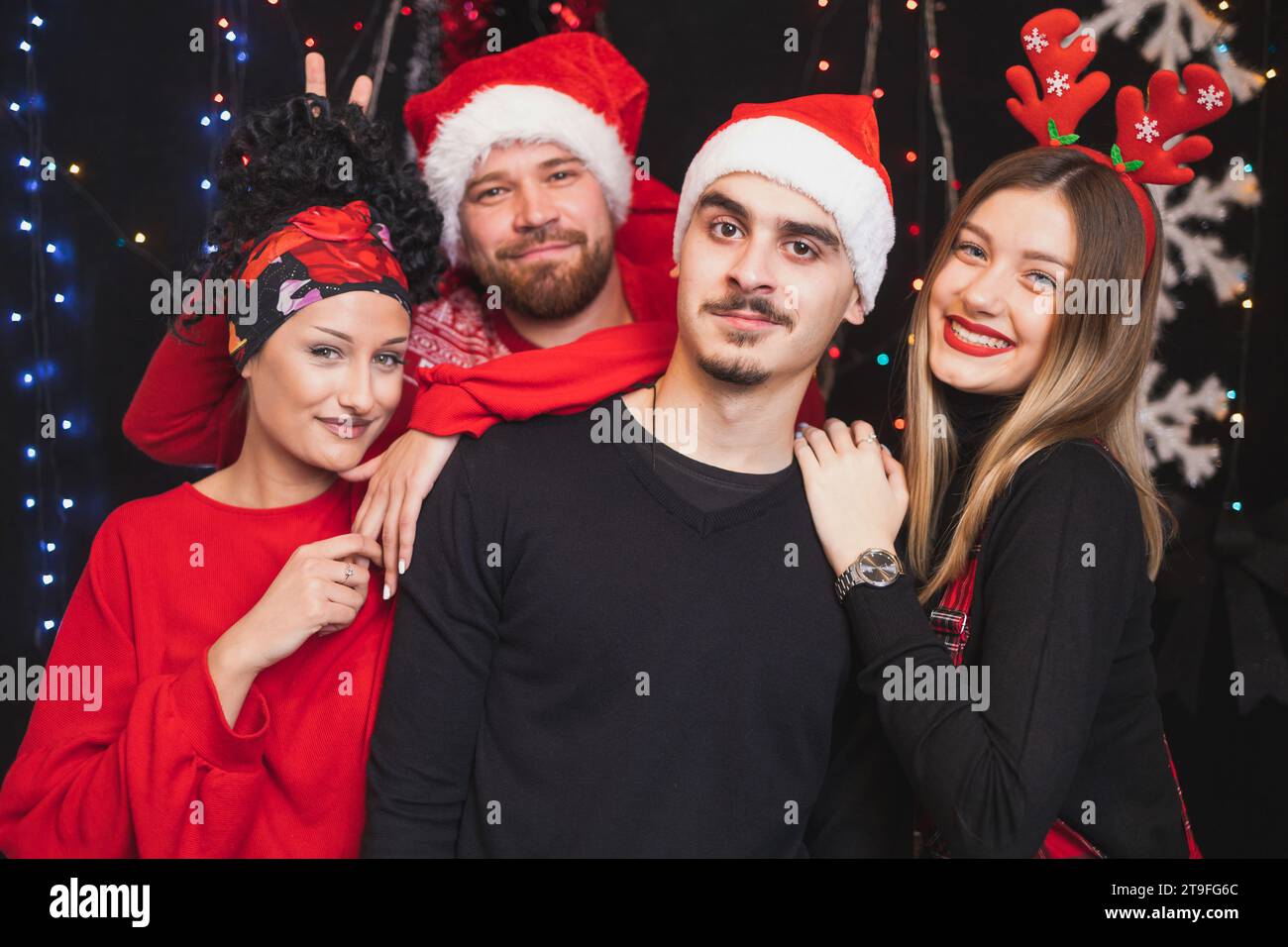 Quatre amis célébrant le nouvel an, en plein air Banque D'Images