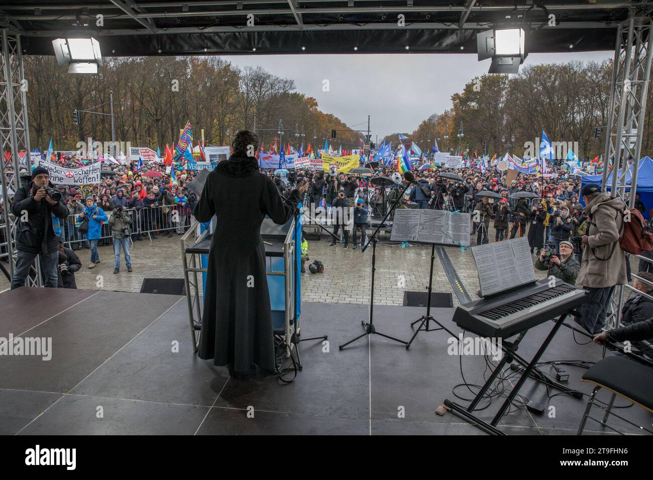 Le 25 novembre 2023, une manifestation de paix intitulée No to Wars - Stop the Arms Madness - Shape a Peaceful and Fair future s'est déroulée à la porte de Brandebourg à Berlin, en Allemagne. Divers groupes et personnalités, dont Sahra Wagenknecht, ancien membre du Parti de gauche, ont appelé à la manifestation. Les organisateurs ont condamné l'incursion russe en Ukraine et critiqué l'OTAN. Ils ont exigé la solidarité avec l'Ukraine, un cessez-le-feu et des négociations et ont appelé à ne plus envoyer d'armes à l'Ukraine. Au cours de son discours lors de l'événement, Sahra Wagenknecht, une figure éminente de la politique allemande, a critiqué les défenseurs Banque D'Images