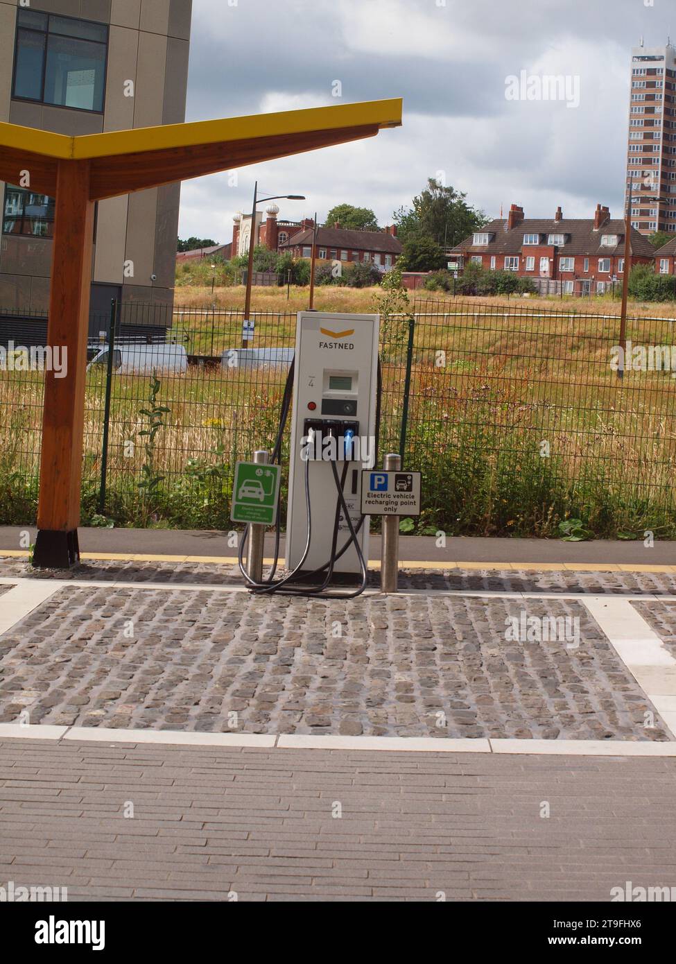 Borne de recharge pour voitures électriques située à côté du « Newcatle United football Club » dans le centre-ville de Newcatle Banque D'Images