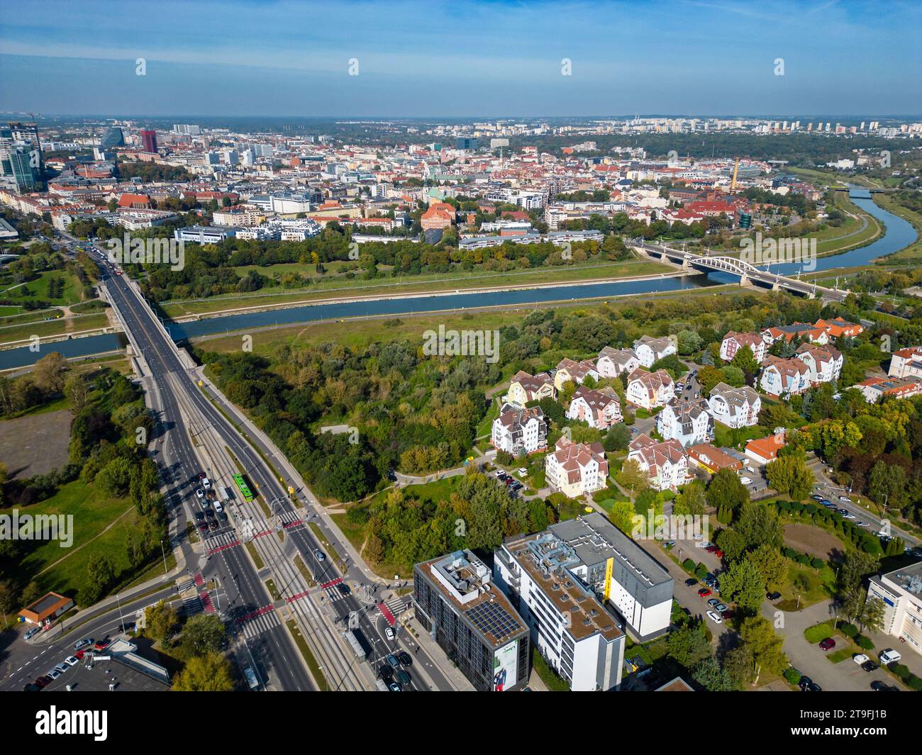 Paysage aérien de la rivière Warta, de la reine Jadwigi et du pont Saint Roch et du centre-ville lointain de Poznan Banque D'Images