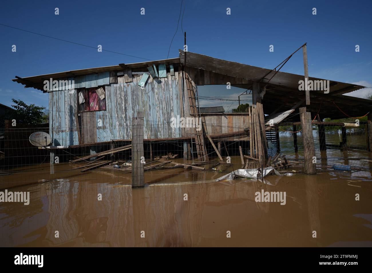 Rio Grande do Sul, Brésil. 24 novembre 2023. Cette photo montre une maison dans une zone inondée à Canoas, Rio Grande do Sul, Brésil, le 24 novembre 2023. Crédit : Lucio Tavora/Xinhua/Alamy Live News Banque D'Images