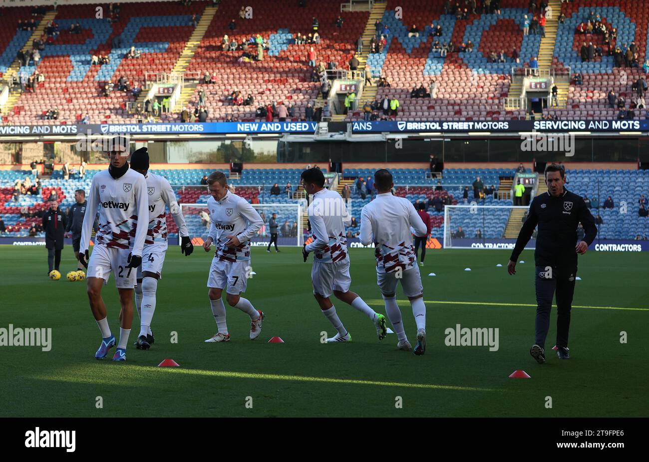 Turf Moor, Burnley, Lancashire, Royaume-Uni. 25 novembre 2023. Football Premier League, Burnley contre West Ham United ; échauffement des joueurs de West Ham crédit : action plus Sports/Alamy Live News Banque D'Images
