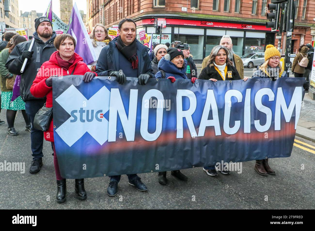 25 novembre 23. Glasgow, Royaume-Uni. La parade annuelle de la Saint Andrew's Day Parade du Scottish Trades Union Congress (STUC) a eu lieu dans le centre-ville de Glasgow avec une collection de différents groupes politiques, socialistes et de gauche. La parade, selon la coutume, a lieu chaque année le dernier samedi de novembre. ANAS SARWAR, MSP, chef du Parti travailliste écossais a participé et dirigé le défilé. Crédit : Findlay/Alamy Live News Banque D'Images