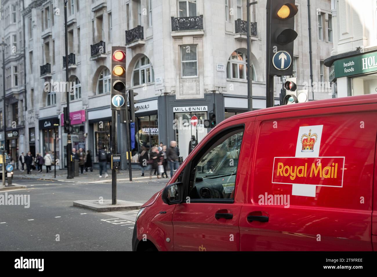 LONDRES - 23 NOVEMBRE 2023 : fourgon de livraison Royal Mail dans le centre de Londres - société britannique d'affranchissement des lettres et des colis Banque D'Images