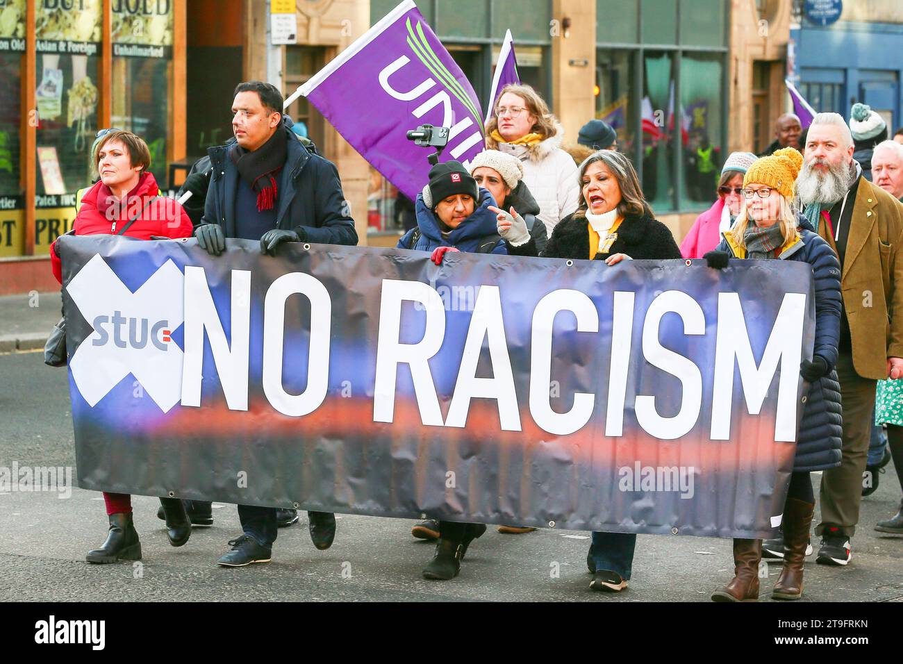 25 novembre 23. Glasgow, Royaume-Uni. La parade annuelle de la Saint Andrew's Day Parade du Scottish Trades Union Congress (STUC) a eu lieu dans le centre-ville de Glasgow avec une collection de différents groupes politiques, socialistes et de gauche. La parade, selon la coutume, a lieu chaque année le dernier samedi de novembre. ANAS SARWAR, MSP, chef du Parti travailliste écossais a participé et dirigé le défilé. Crédit : Findlay/Alamy Live News Banque D'Images