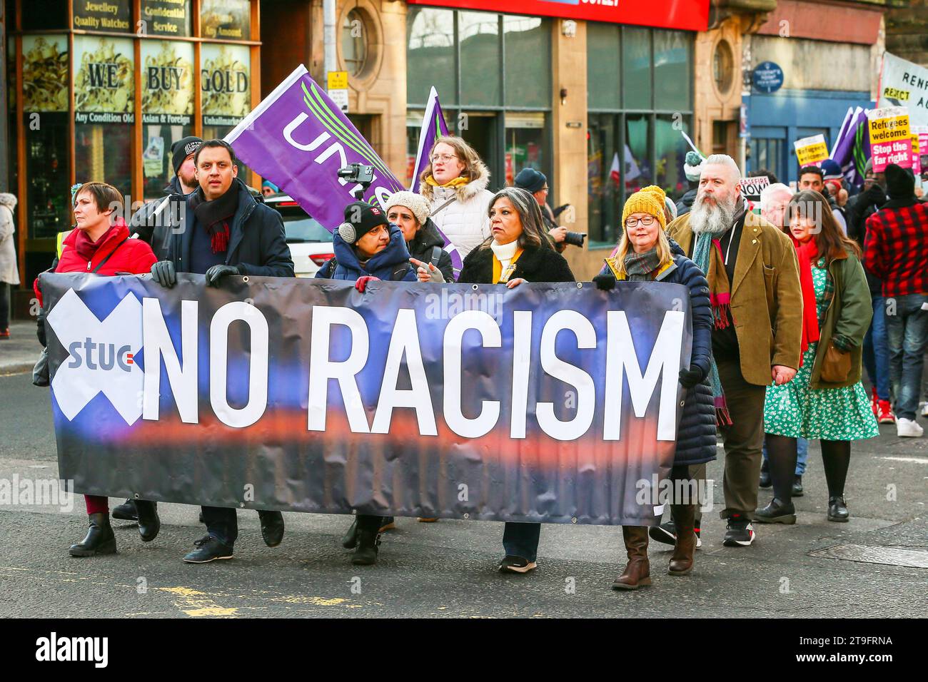 25 novembre 23. Glasgow, Royaume-Uni. La parade annuelle de la Saint Andrew's Day Parade du Scottish Trades Union Congress (STUC) a eu lieu dans le centre-ville de Glasgow avec une collection de différents groupes politiques, socialistes et de gauche. La parade, selon la coutume, a lieu chaque année le dernier samedi de novembre. ANAS SARWAR, MSP, chef du Parti travailliste écossais a participé et dirigé le défilé. Crédit : Findlay/Alamy Live News Banque D'Images