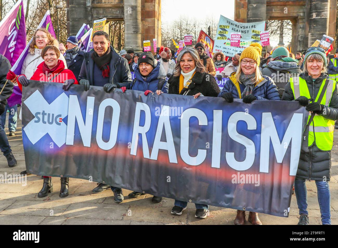 25 novembre 23. Glasgow, Royaume-Uni. La parade annuelle de la Saint Andrew's Day Parade du Scottish Trades Union Congress (STUC) a eu lieu dans le centre-ville de Glasgow avec une collection de différents groupes politiques, socialistes et de gauche. La parade, selon la coutume, a lieu chaque année le dernier samedi de novembre. ANAS SARWAR, MSP, chef du Parti travailliste écossais a participé et dirigé le défilé. Crédit : Findlay/Alamy Live News Banque D'Images