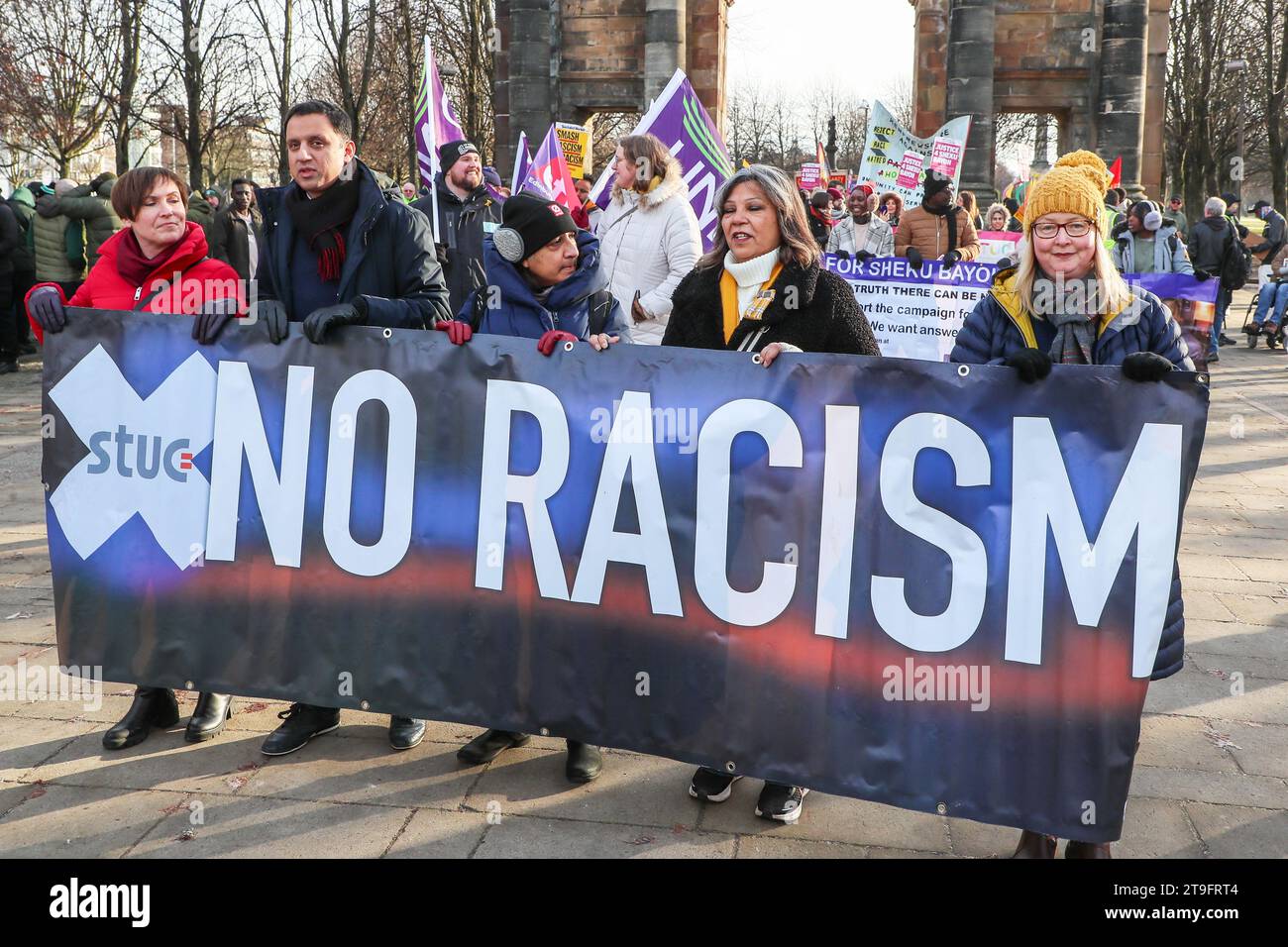 25 novembre 23. Glasgow, Royaume-Uni. La parade annuelle de la Saint Andrew's Day Parade du Scottish Trades Union Congress (STUC) a eu lieu dans le centre-ville de Glasgow avec une collection de différents groupes politiques, socialistes et de gauche. La parade, selon la coutume, a lieu chaque année le dernier samedi de novembre. ANAS SARWAR, MSP, chef du Parti travailliste écossais a participé et dirigé le défilé. Crédit : Findlay/Alamy Live News Banque D'Images