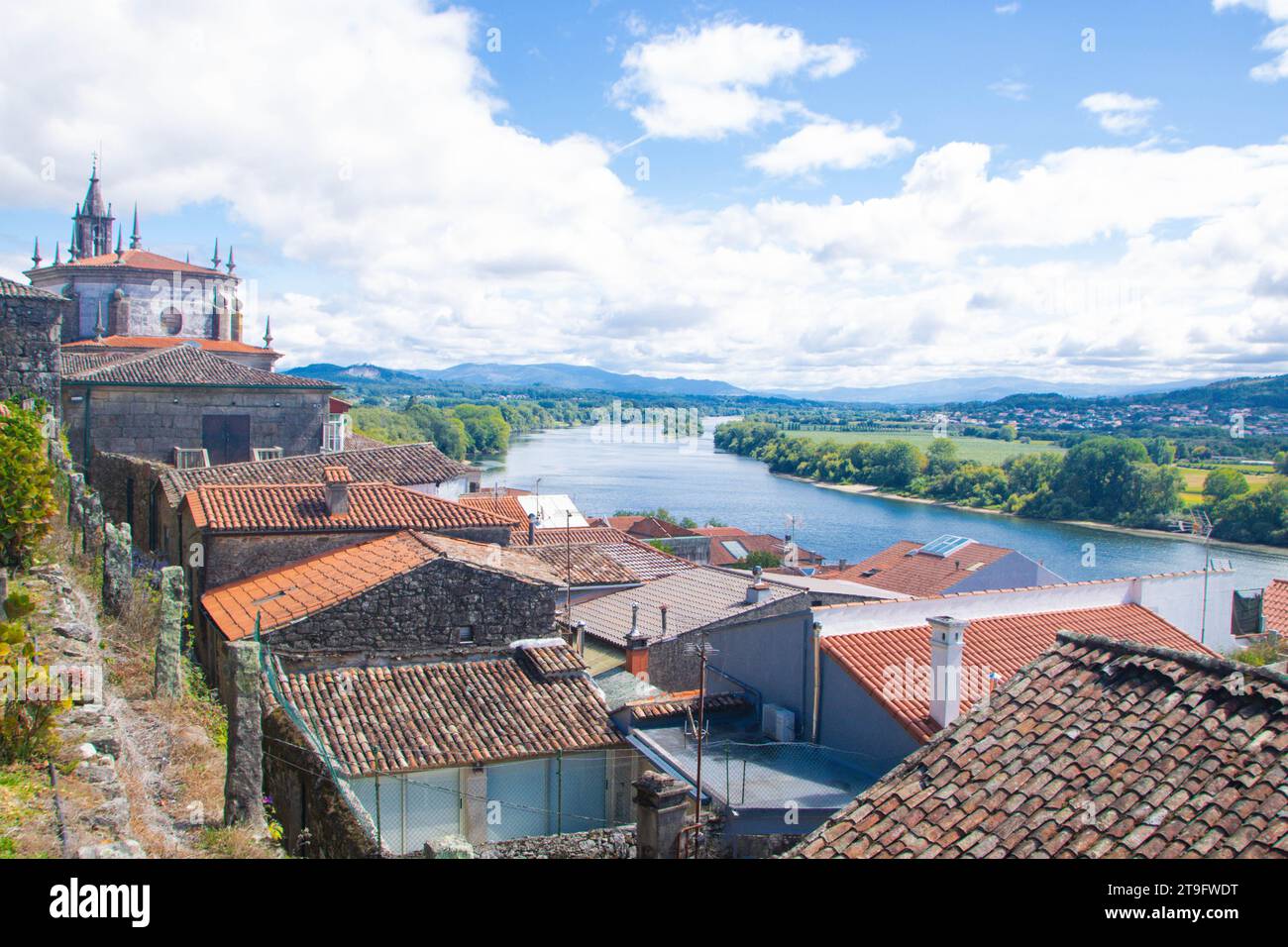 Beau paysage de la ville de Tui sur la rivière minho , à la frontière du Portugal Banque D'Images
