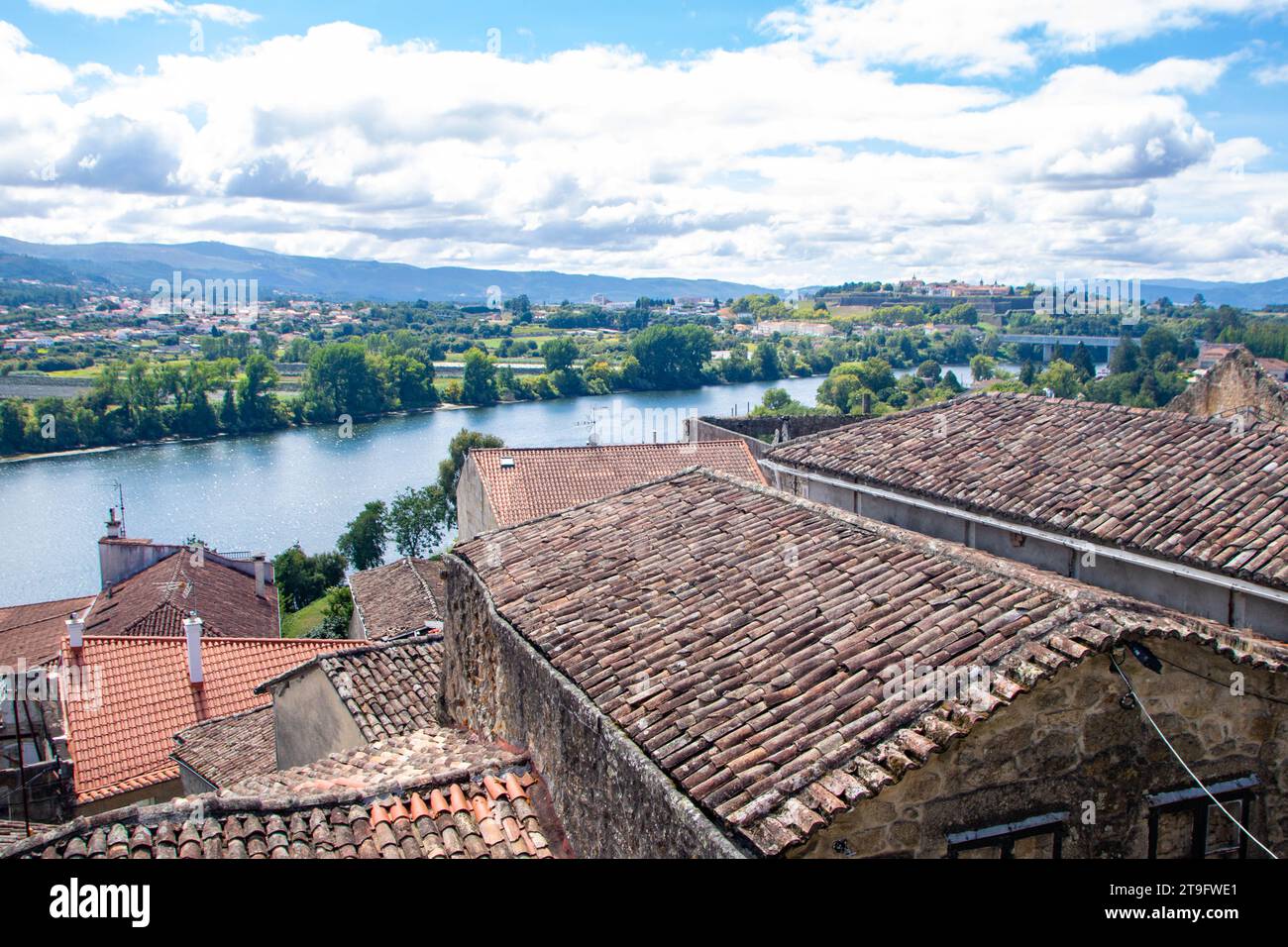 Beau paysage de la ville de Tui sur la rivière minho , à la frontière du Portugal Banque D'Images