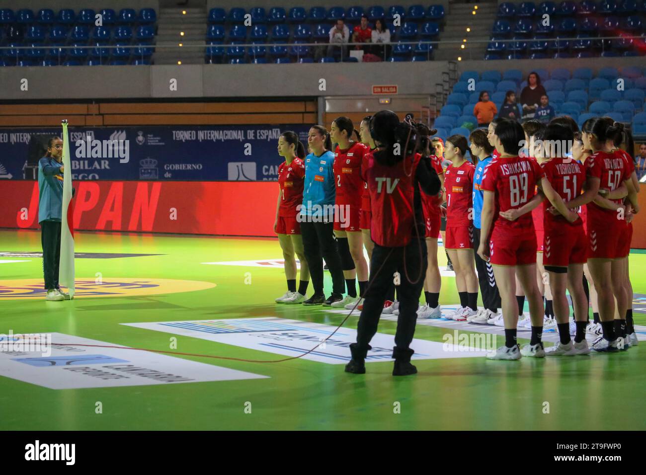 Santander, Espagne, le 25 novembre 2023 : l'équipe japonaise écoute l'hymne de son pays lors de la 2e Journée du Tournoi international féminin espagnol 2023 entre la Serbie et le Japon, le 25 novembre 2023, au Palacio de los Deportes de Santander, à Santander, en Espagne. Crédit : Alberto Brevers / Alamy Live News. Banque D'Images