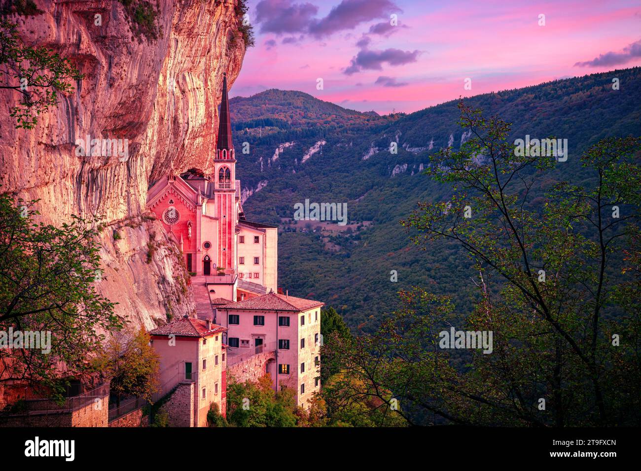 Madonna della Corona, Italie. Image aérienne du sanctuaire unique Madonna della Corona (sanctuaire de la Dame de la Couronne) a été construit dans le rocher, lo Banque D'Images