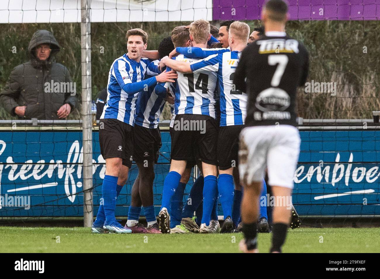 KATWIJK. 25-11-2023 Sportpark Nieuw Zuid. Betnation Divisie Dutch Tweede Divisie football saison 2023/2024. Nick Broekhuizen joueur de Quick Boys avec ses coéquipiers célèbre après avoir marqué le 1-0 pendant le match Quick Boys - Spakenburg. (Photo de Pro Shots/Sipa USA) crédit : SIPA US/Alamy Live News Banque D'Images