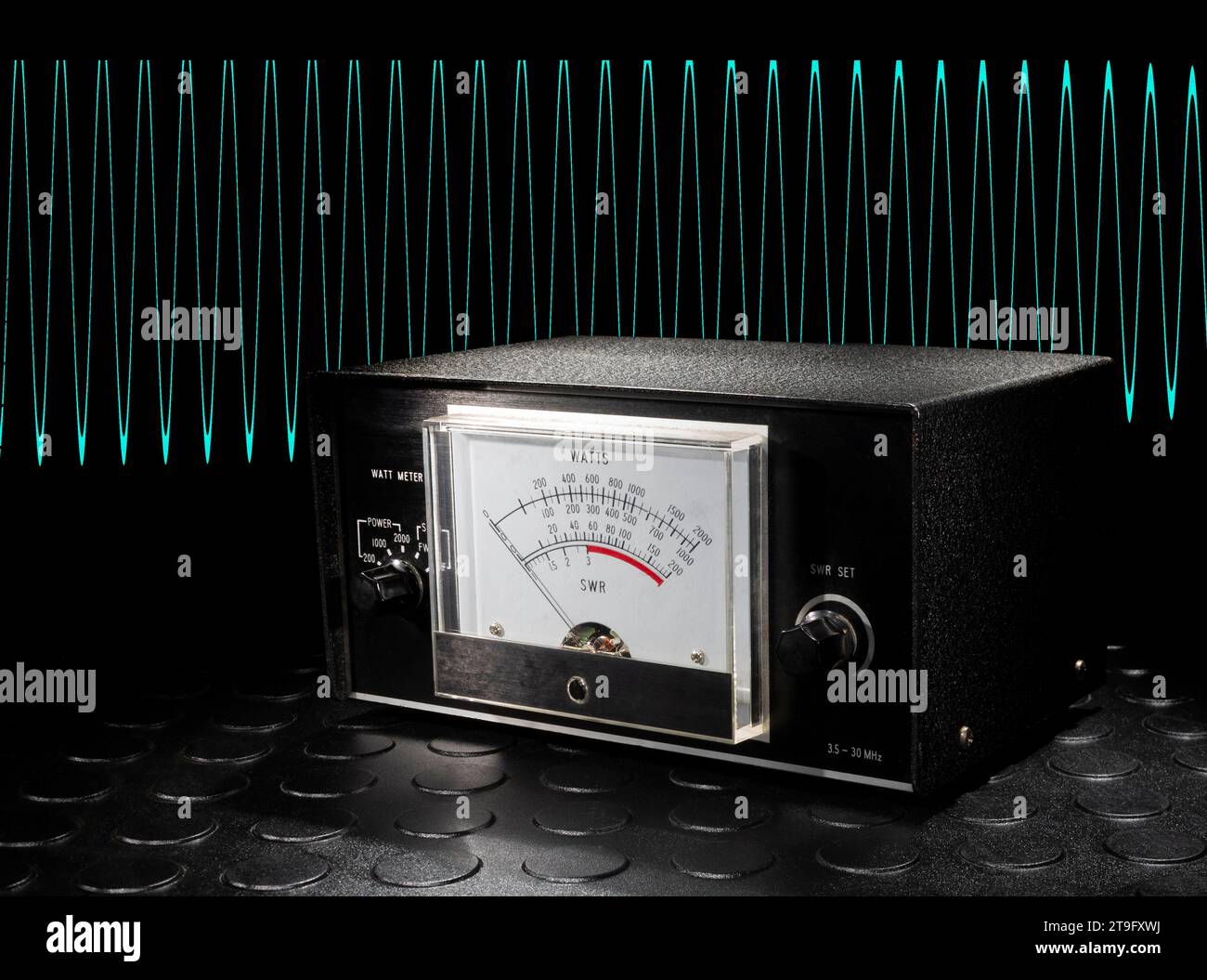 Multimètre utilisé pour mesurer la puissance en watts et le swr dans un émetteur-récepteur avec une onde sinusoïdale bleue. Banque D'Images