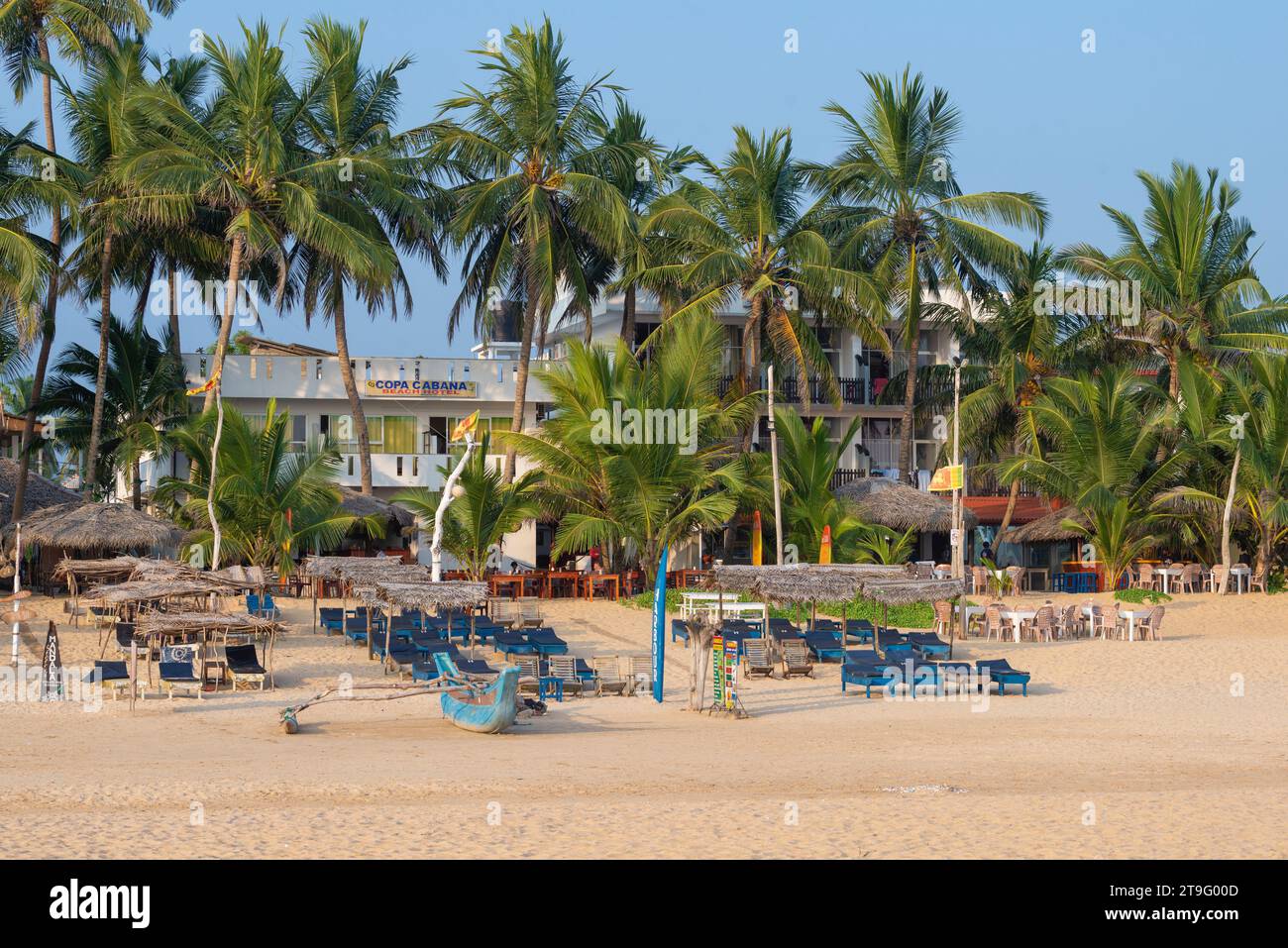 HIKKADUWA, SRI LANKA - 19 FÉVRIER 2020 : Hôtel de plage COPA Cabana par une soirée ensoleillée Banque D'Images