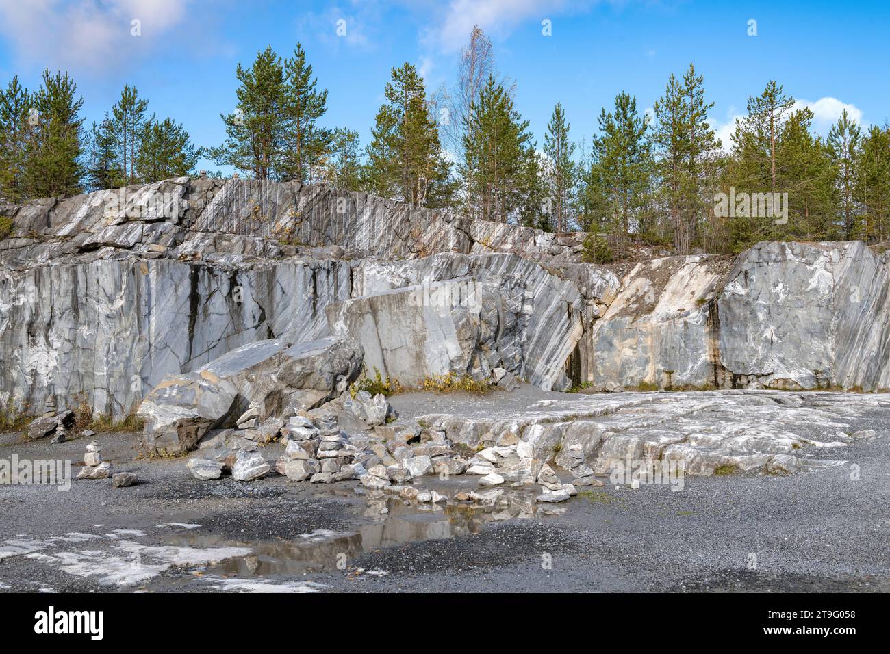 Octobre dans une ancienne carrière de marbre. Ruskeala Mountain Park. Carélie, Russie Banque D'Images