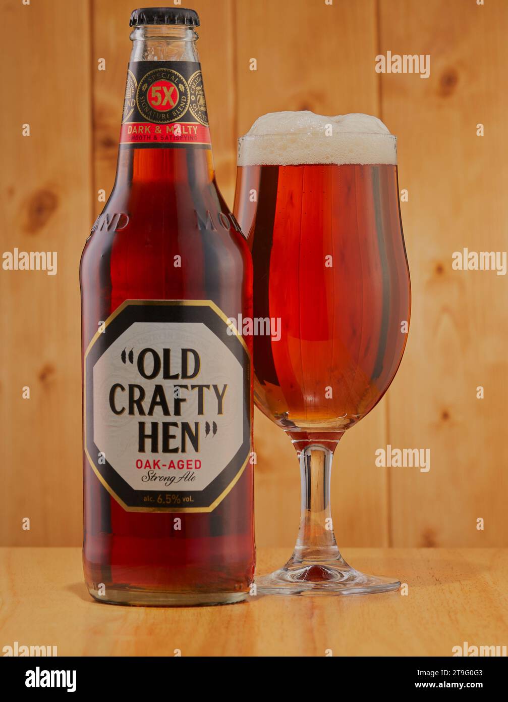 Mansfield, Nottingham, Royaume-Uni, 24 novembre 2023 : image de produit de studio de Old Craft Hen ALE dans une bouteille et un verre. Banque D'Images