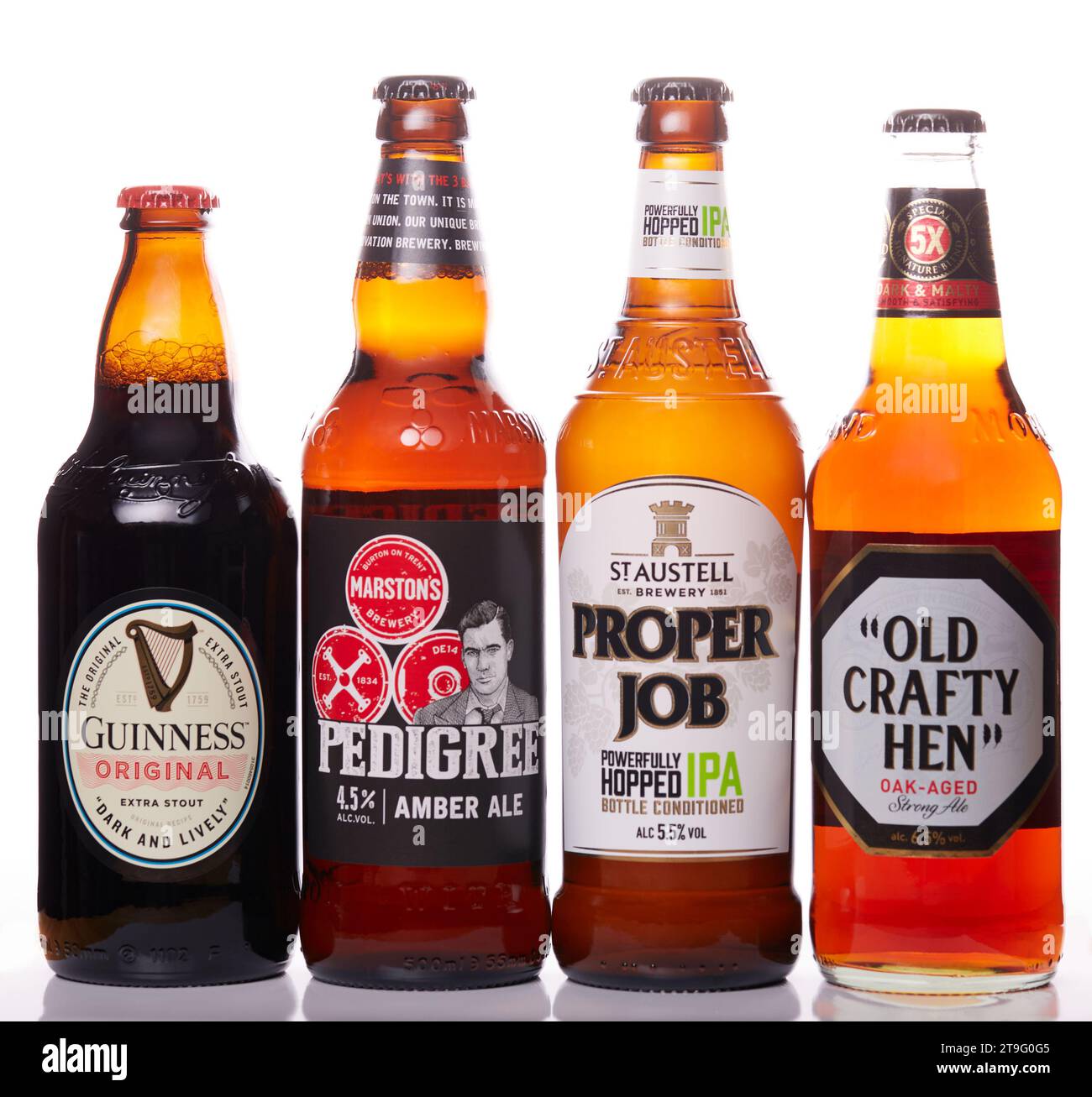 Mansfield, Nottingham, Royaume-Uni, 24 novembre 2023 : image de produit de studio de diverses bouteilles de bière de différentes brasseries sur fond blanc. Banque D'Images