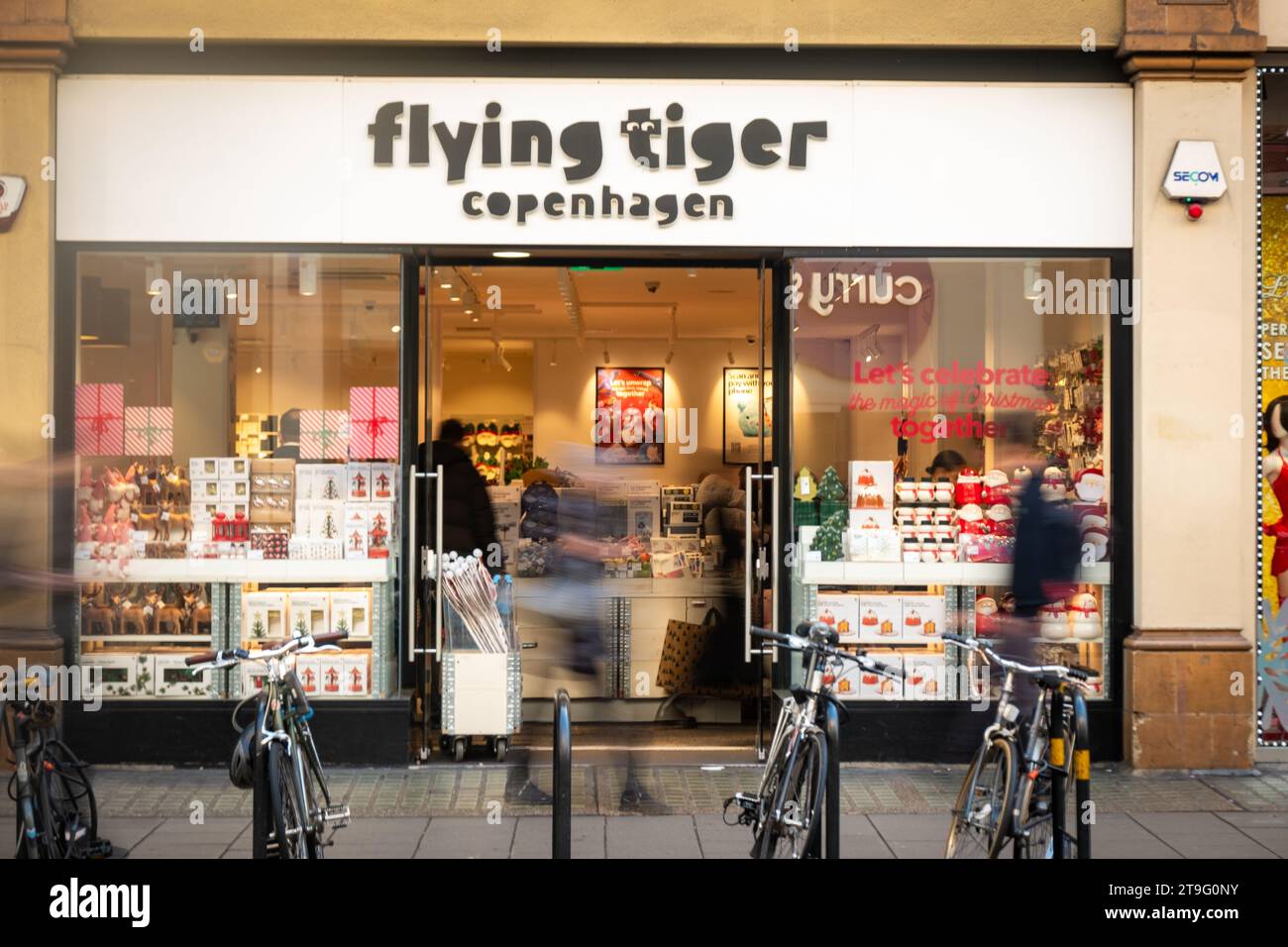 LONDRES - 23 NOVEMBRE 2023 : Flying Tiger Copenhagen magasine et bouge les clients sur Oxford Street, une destination de vente au détail emblématique Banque D'Images