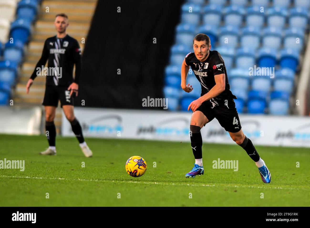 Dean Campbell (4 Barrow) avance lors du match Sky Bet League 2 entre Colchester United et Barrow au Weston Homes Community Stadium, Colchester le samedi 25 novembre 2023. (Photo : Kevin Hodgson | MI News) crédit : MI News & Sport / Alamy Live News Banque D'Images