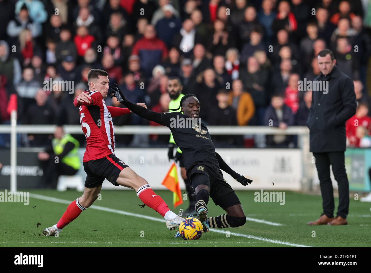 Lincoln, Royaume-Uni. 25 novembre 2023. Devante Cole #44 de Barnsley et Alex Mitchell #25 de Lincoln City se battent pour le ballon lors du match de la Sky Bet League 1 Lincoln City vs Barnsley au Gelder Group Sincil Bank Stadium, Lincoln, Royaume-Uni, le 25 novembre 2023 (photo de Mark Cosgrove/News Images) à Lincoln, Royaume-Uni le 11/25/2023. (Photo de Mark Cosgrove/News Images/Sipa USA) crédit : SIPA USA/Alamy Live News Banque D'Images