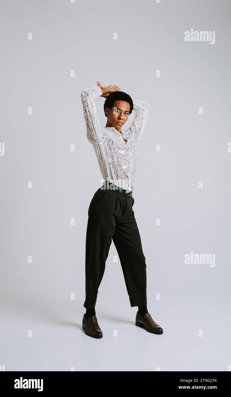 Sexe fluide hispanique latin Noir homme posant en studio avec des vêtements à la mode, des concepts sur LGBTQ, genderless et la diversité Banque D'Images
