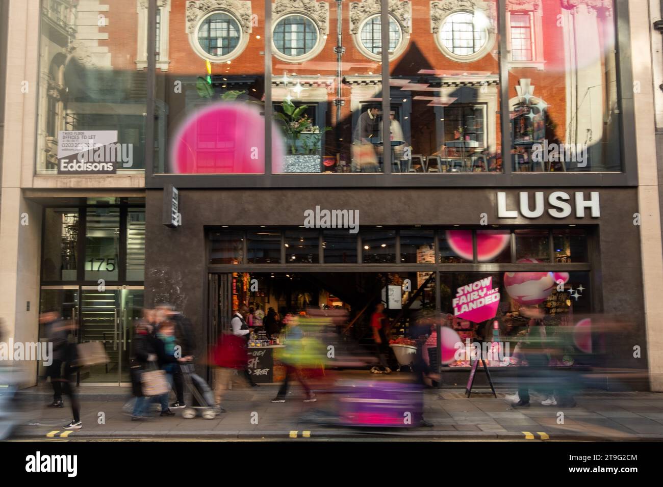 LONDRES - 23 NOVEMBRE 2023 : Lush Cosmetics rand Beauty Retail Store et mouvement brouillent les acheteurs sur Oxford Street, destination de vente au détail emblématique Banque D'Images