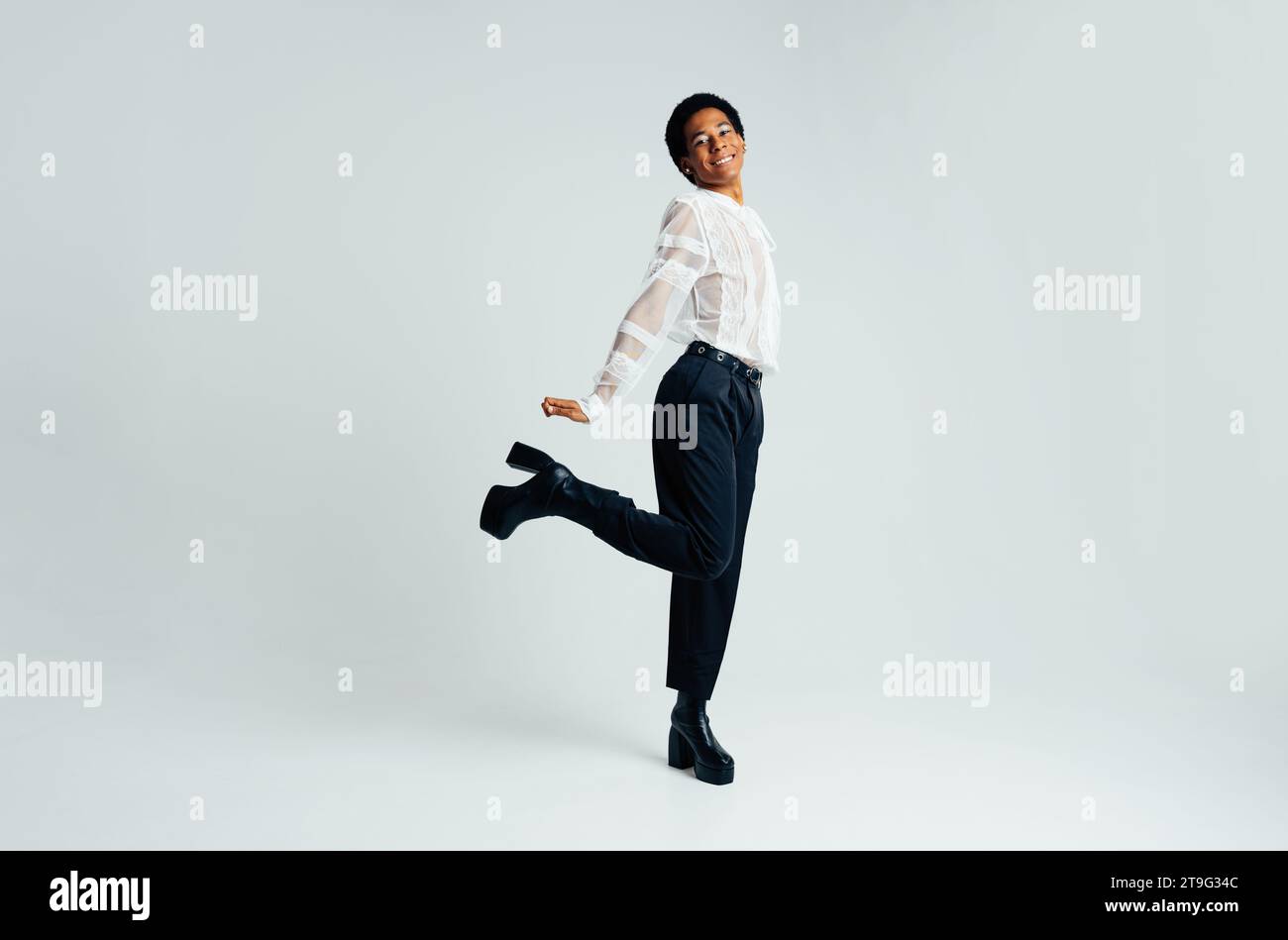 Sexe fluide hispanique latin Noir homme posant en studio avec des vêtements à la mode, des concepts sur LGBTQ, genderless et la diversité Banque D'Images