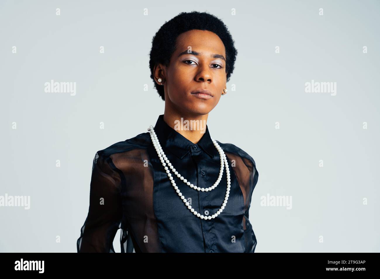 Sexe fluide hispanique latin Noir homme posant en studio avec des vêtements à la mode, des concepts sur LGBTQ, genderless et la diversité Banque D'Images