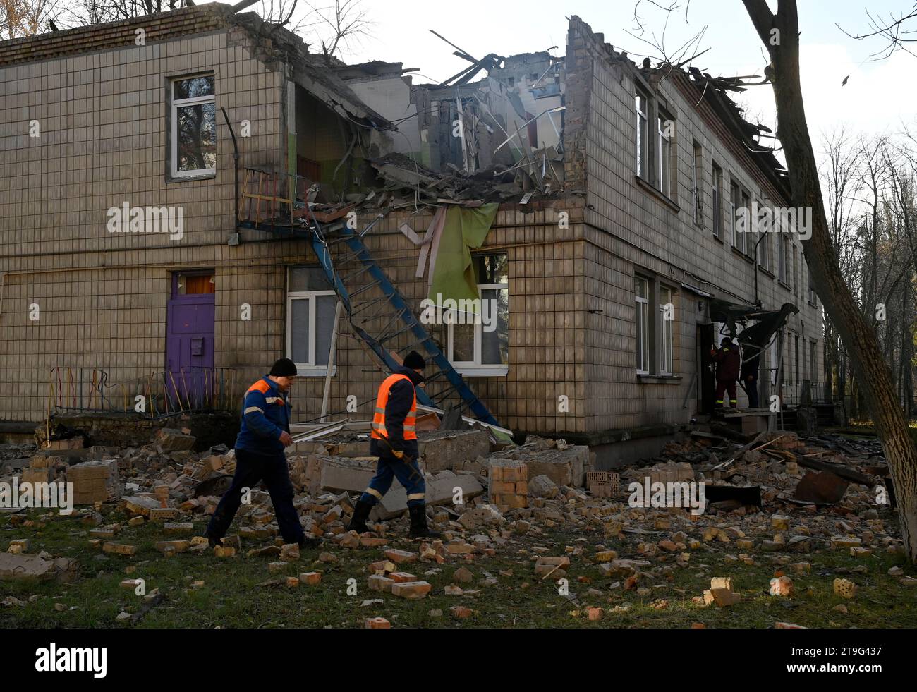 Kiev, Ukraine. 25 novembre 2023. Des travailleurs municipaux inspectent l’école maternelle endommagée qui a été attaquée lors d’attaques de drones Shahed iraniens à Kiev. L'armée russe a attaqué l'Ukraine avec des drones d'attaque Shahed. L’armée ukrainienne a détruit 74 drones russes sur 75. 66 drones ont été abattus dans la capitale de l’Ukraine et dans la région de Kiev. Le raid aérien a duré 6 heures. (Photo de Sergei Chuzavkov/SOPPA Images/Sipa USA) crédit : SIPA USA/Alamy Live News Banque D'Images