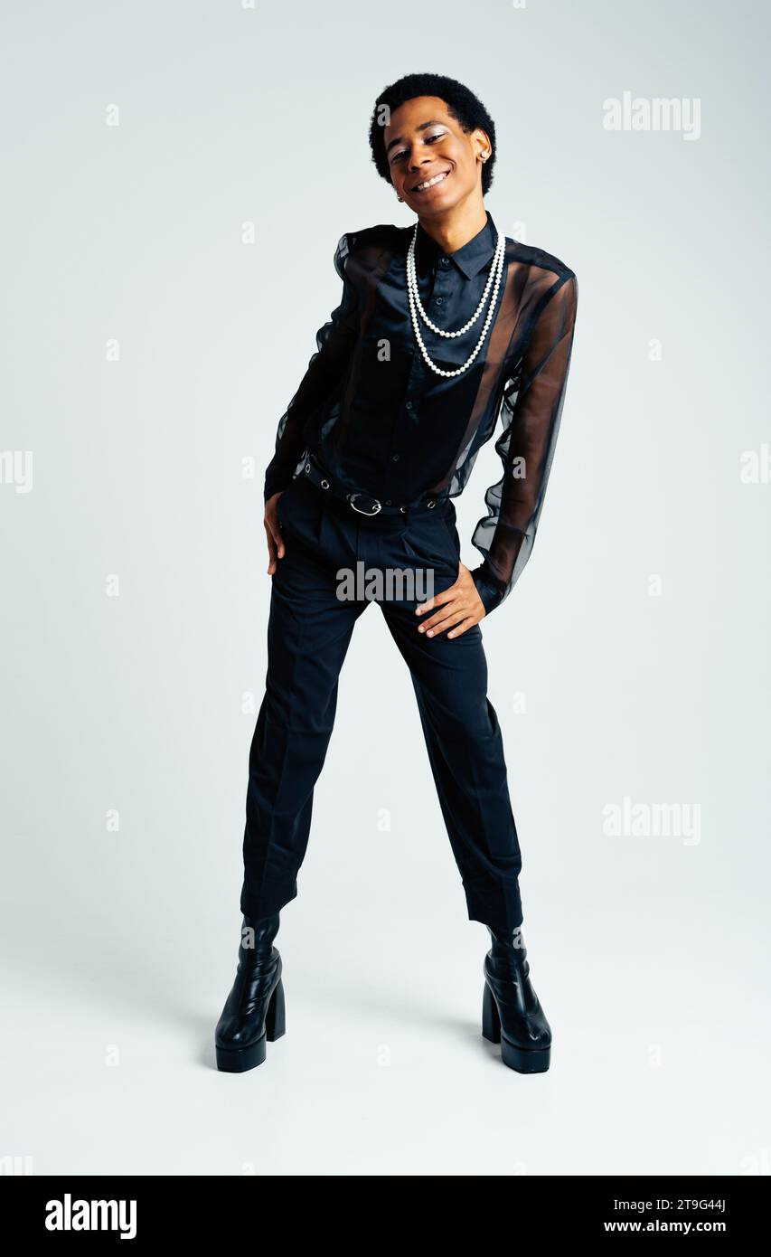 Sexe fluide hispanique latin Noir homme posant en studio avec des vêtements à la mode, des concepts sur LGBTQ, genderless et la diversité Banque D'Images