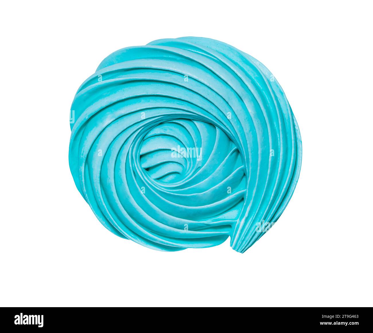 Guimauve meringue bleu spiralé, confiserie sucrée isolée sur fond blanc avec chemin de détourage, gros plan. Banque D'Images