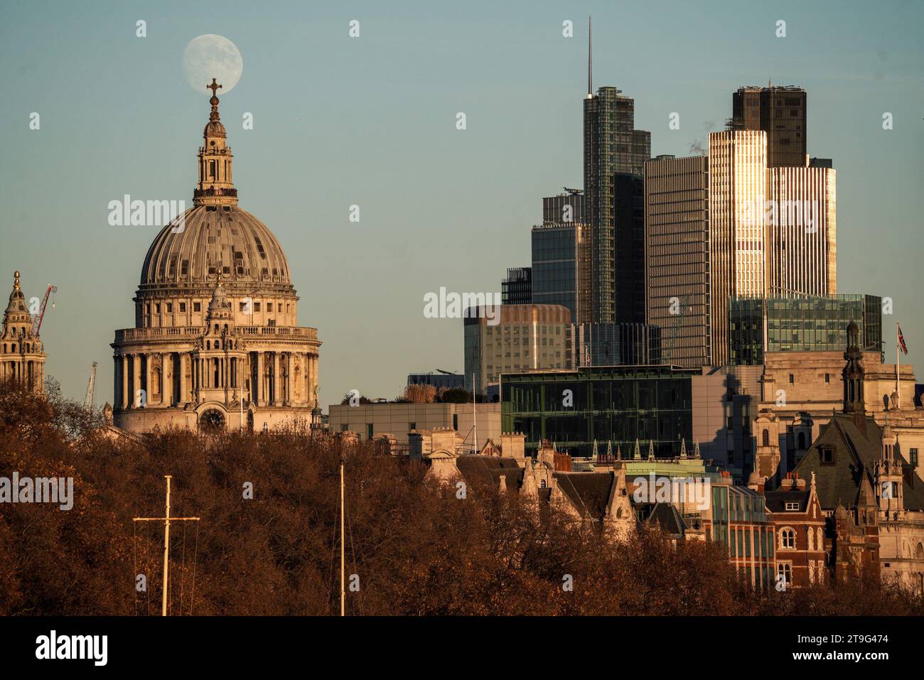 Londres, Royaume-Uni. 25 novembre 2023. UK Météo : Moonrise over St. Cathédrale de Paul. 96,3% cire Gibbous lune se lève sur la ville par un après-midi clair. Crédit : Guy Corbishley/Alamy Live News Banque D'Images