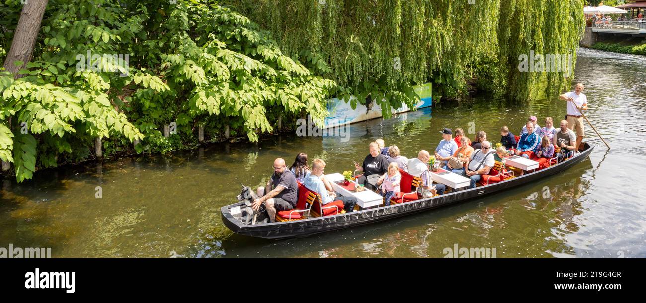 Burg, Allemagne - 22 juillet 2023 : Voyage avec bateau de punting traditionnel à Spreewald Venise de l'Allemagne entre Dresde et Berlin dans l'état de Brandebourg en Allemagne Banque D'Images