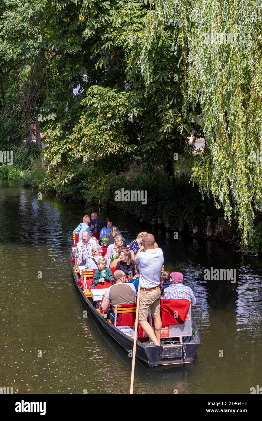 Burg, Allemagne - 22 juillet 2023 : Voyage avec bateau de punting traditionnel à Spreewald Venise de l'Allemagne entre Dresde et Berlin dans l'état de Brandebourg en Allemagne Banque D'Images
