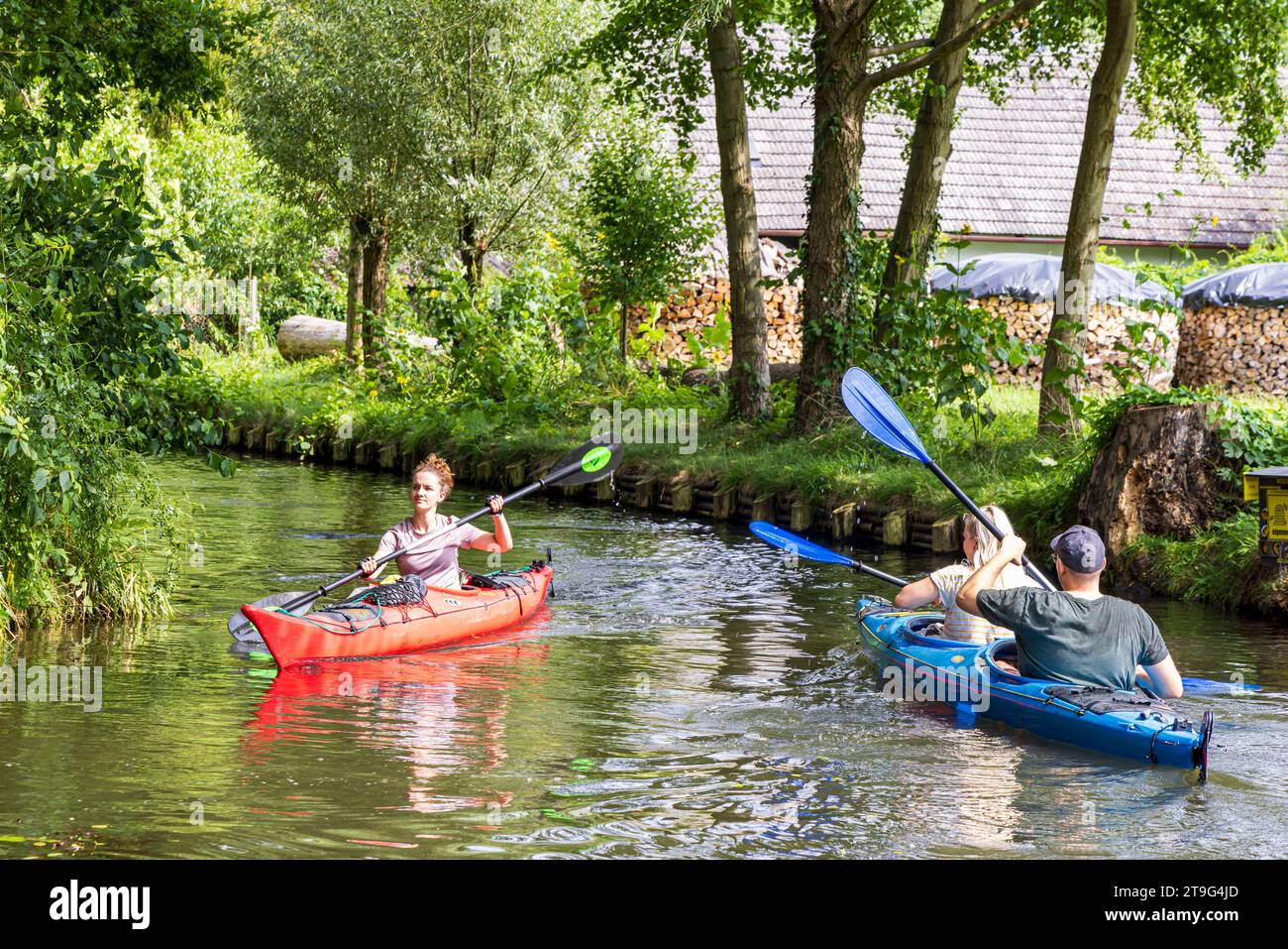 Burg, Allemagne - 22 juillet 2023 : Voyage en canoë à Spreewald également appelé Venise de l'Allemagne avec beaucoup de canaux et de plaisir de l'eau entre Dresde et Berlin dans l'état de Brandebourg en Allemagne Banque D'Images