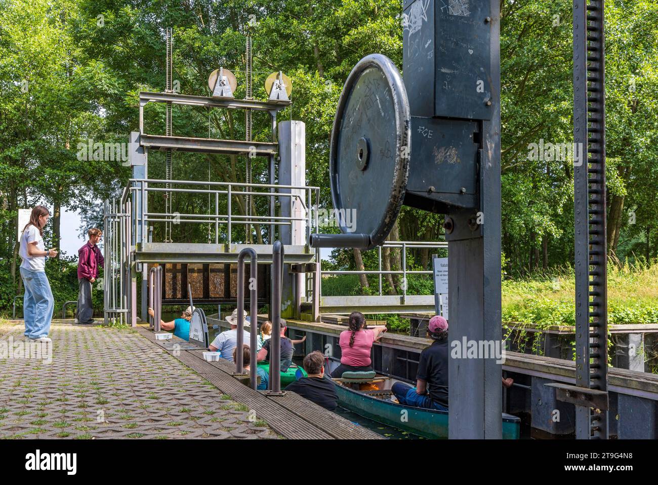 Burg, Allemagne - 22 juillet 2023 : passage écluse lors d'un voyage en canoë à Spreewald Venise de l'Allemagne avec beaucoup de canaux et de plaisir de l'eau entre Dresde et Berlin dans l'état de Brandebourg en Allemagne Banque D'Images