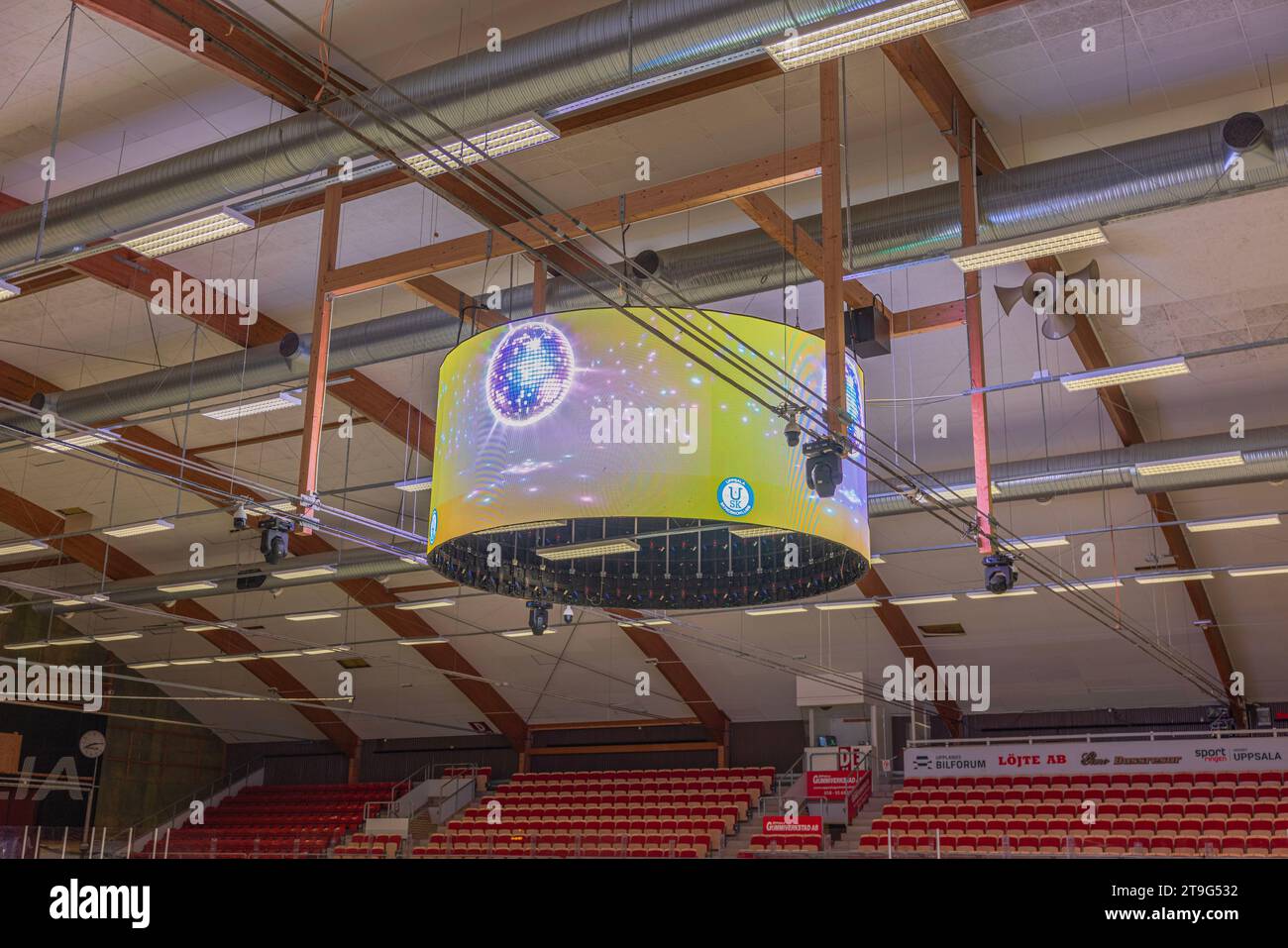 Vue rapprochée du grand symbole publicitaire lumineux au-dessus de la patinoire dans le complexe sportif. Suède. Banque D'Images