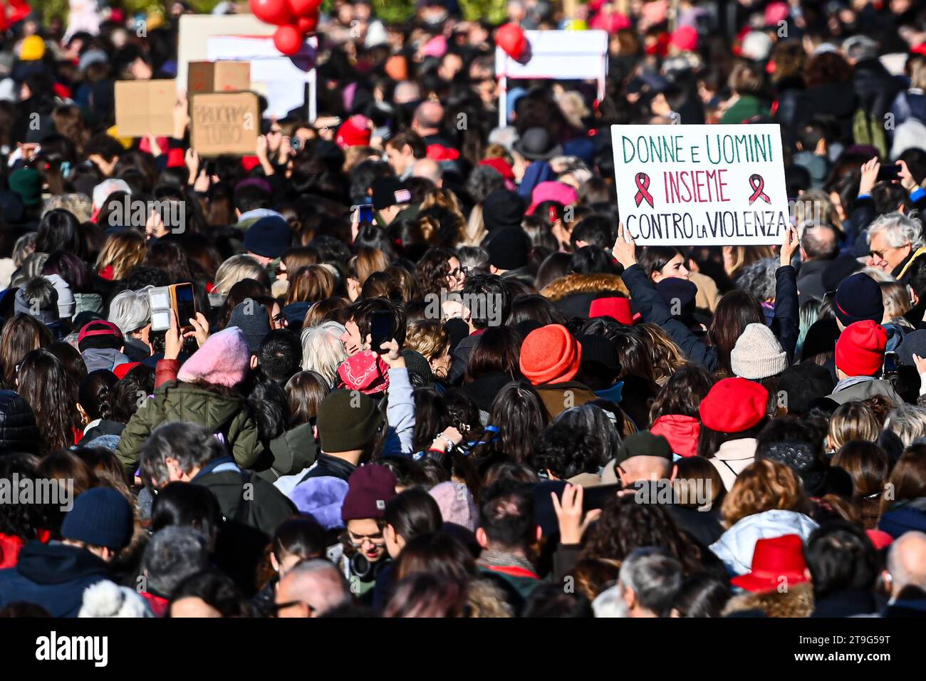 Milan, Italie - 25 novembre 2023 : des personnes se rassemblent dans le centre de Milan pour manifester à l'occasion de la Journée internationale pour l'élimination de la violence à l'égard des femmes. Crédit : Piero Cruciatti/Alamy Live News Banque D'Images