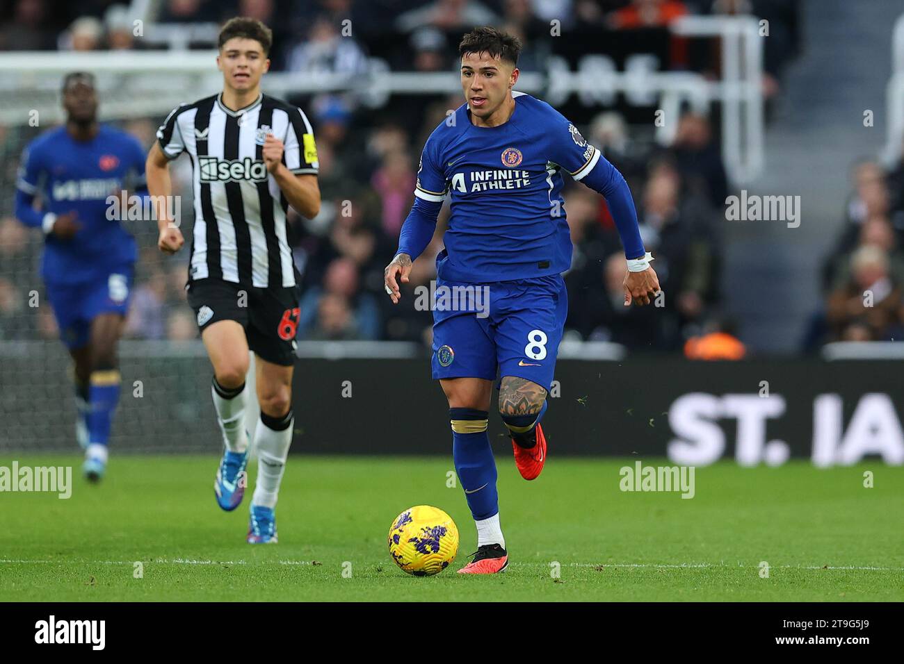 Newcastle, Royaume-Uni. 25 novembre 2023. Enzo Fern‡ndez #8 de Chelsea lors du match de Premier League Newcastle United vs Chelsea à St. James's Park, Newcastle, Royaume-Uni, 25 novembre 2023 (photo Ryan Crockett/News Images) à Newcastle, Royaume-Uni, le 11/25/2023. (Photo de Ryan Crockett/News Images/Sipa USA) crédit : SIPA USA/Alamy Live News Banque D'Images